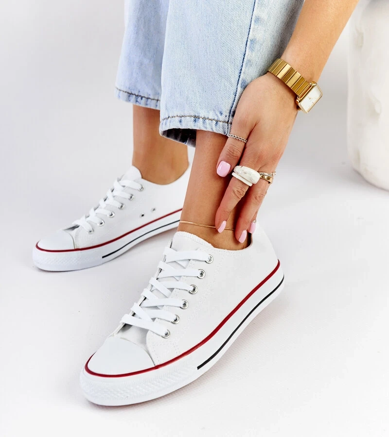 Białe materiałowe trampki