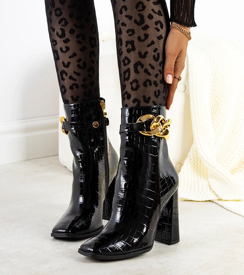 Czarne z kwadratowym noskiem