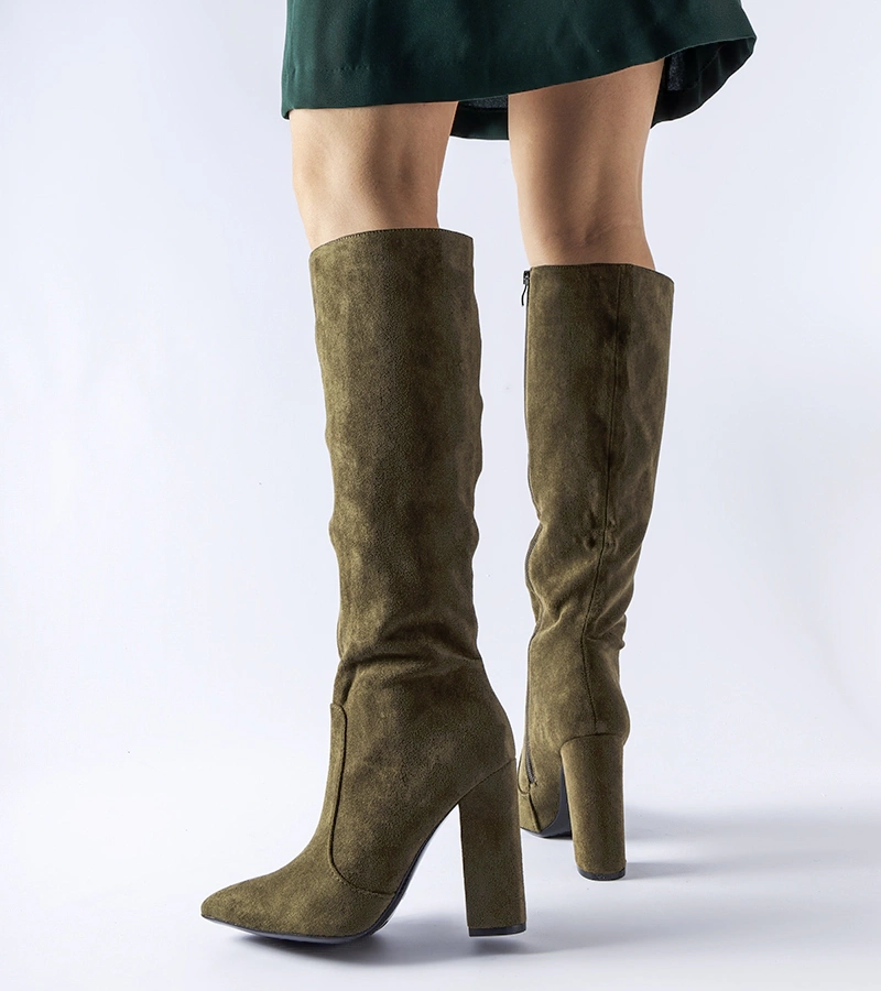 Zielone kozaki na słupku