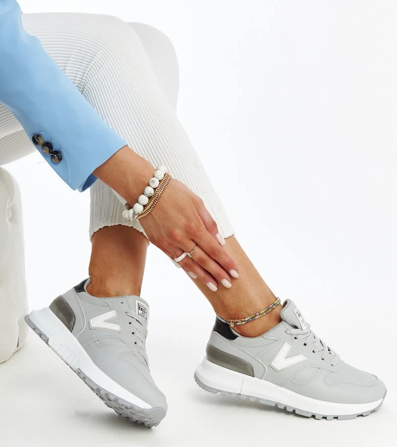 Szare sneakersy na grubszej podeszwie