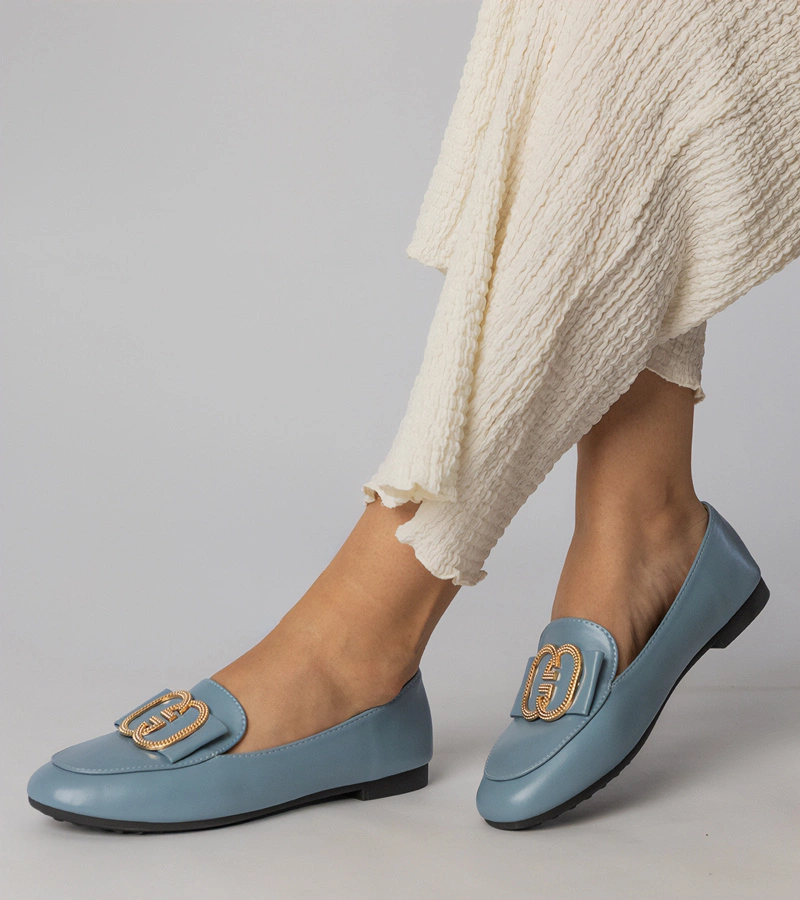 Hers Niebieskie mokasyny damskie ze złotą ozdobą
