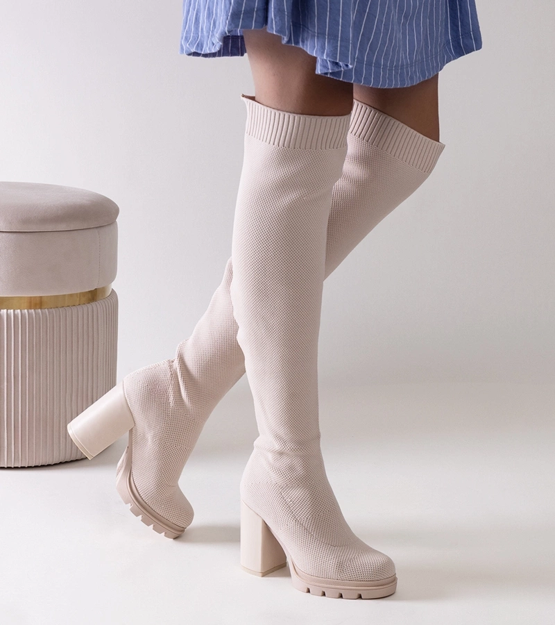 Wsuwane długie beżowe kozaki na słupku