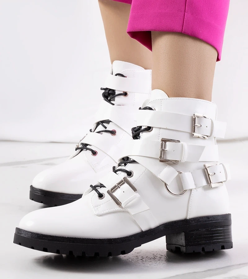 Białe botki z ozdobnymi klamerkami