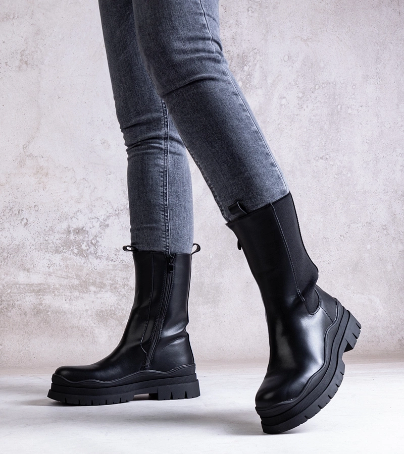 Czarne botki na masywnej podeszwie