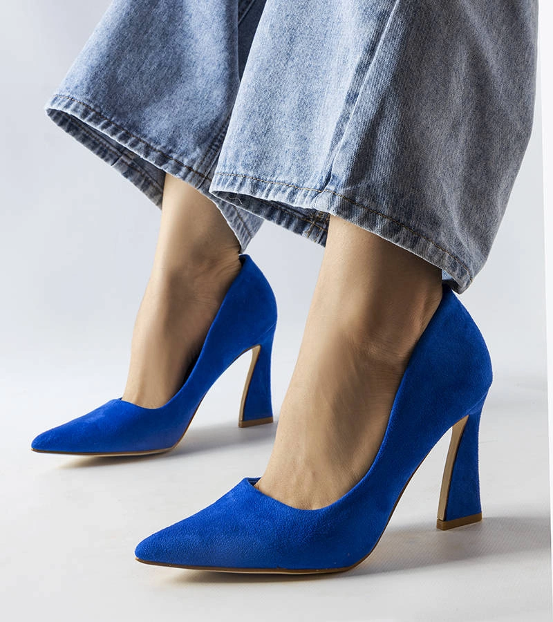 Niebieskie czółenka na asymetrycznej szpilce