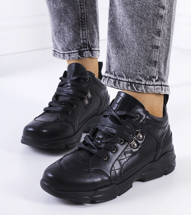 Czarne sneakersy na masywnej podeszwie