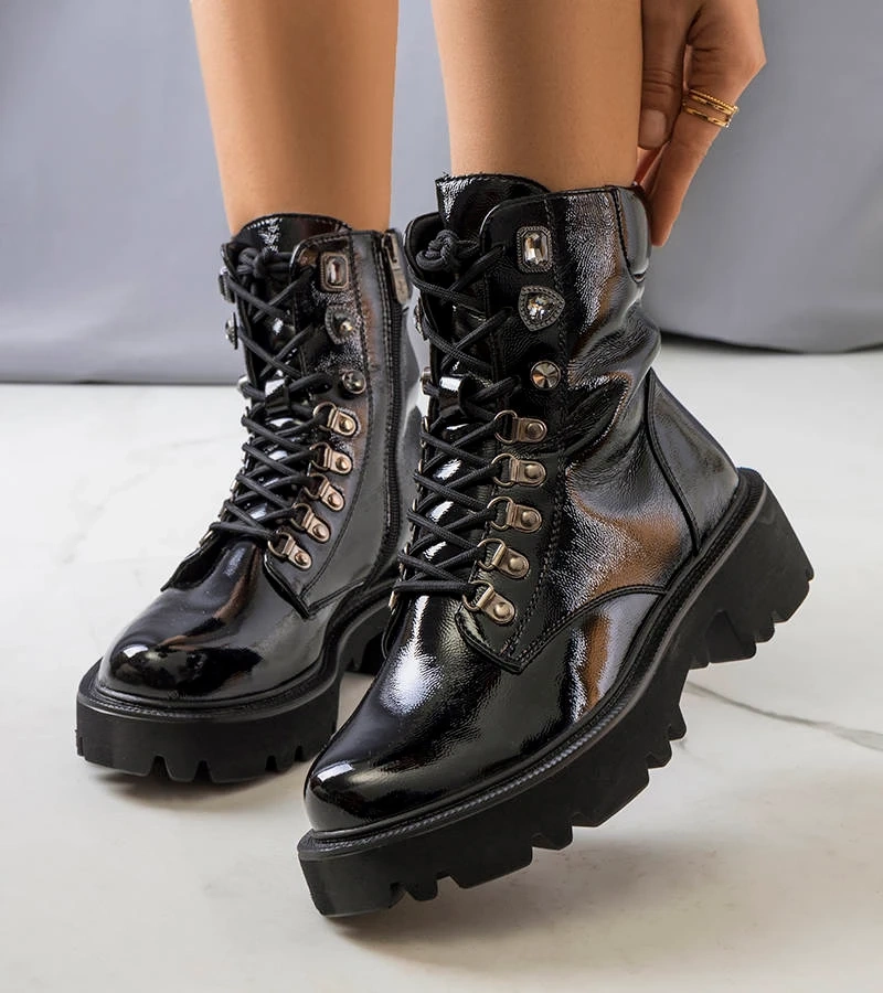 Czarne lakierowane botki typu traperki