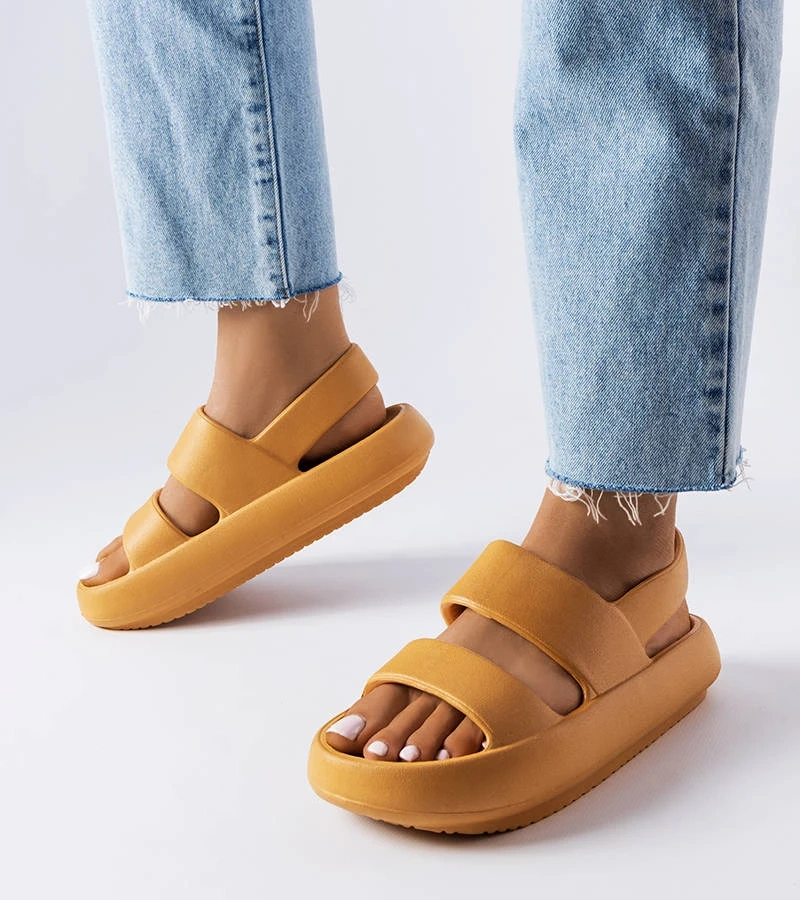 Brązowe klapki na platformie