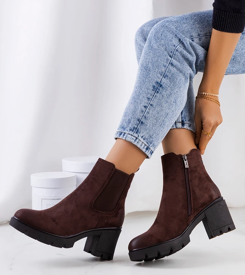 Brązowe botki na słupku z eko-zamszu