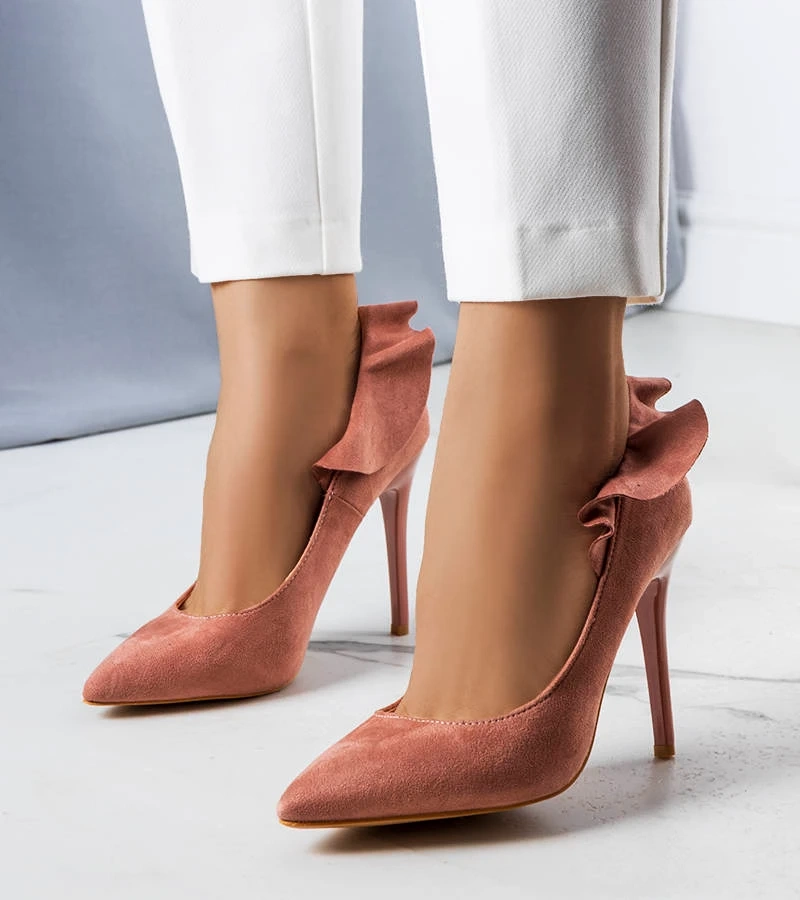 Różowe zamszowe szpilki z falbanką