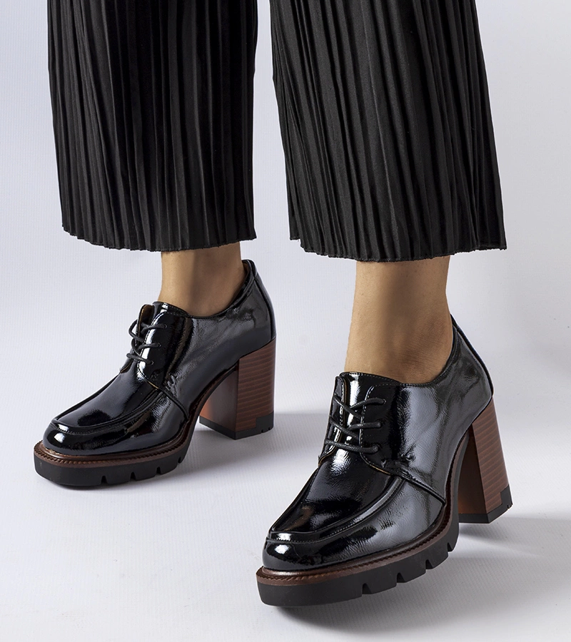 Czarne lakierowane półbuty na słupku Vinceza