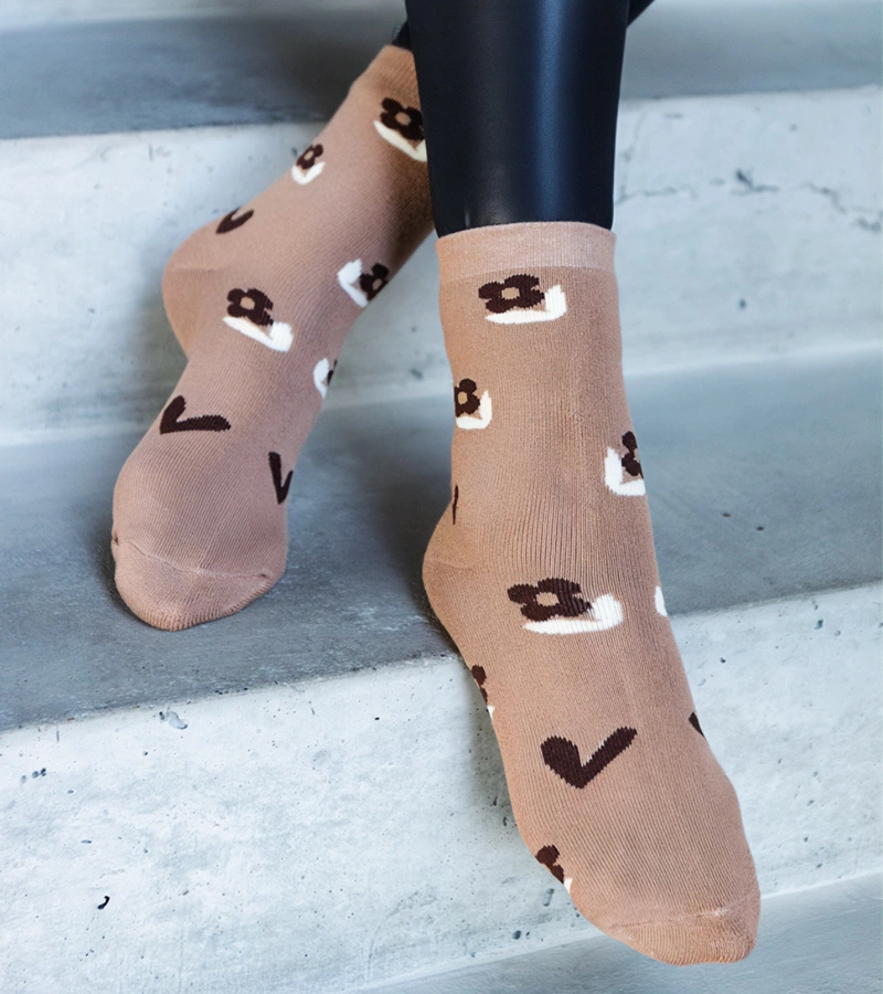 Beżowe ciepłe skarpetki z kwiatuszkami