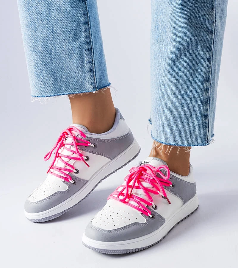 Białe sportowe sneakersy