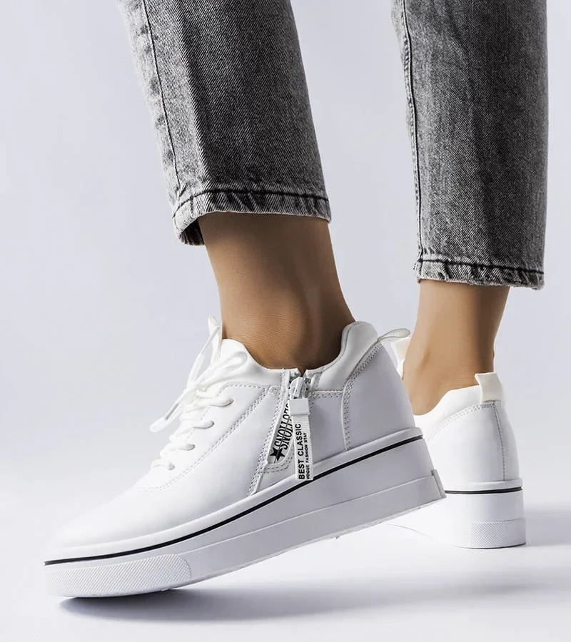 Białe sneakersy na koturnie