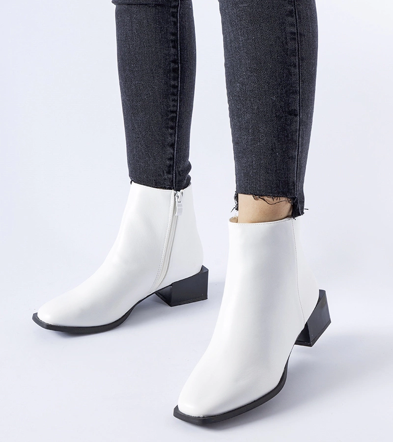 Białe ocieplane botki na kwadratowym obcasie