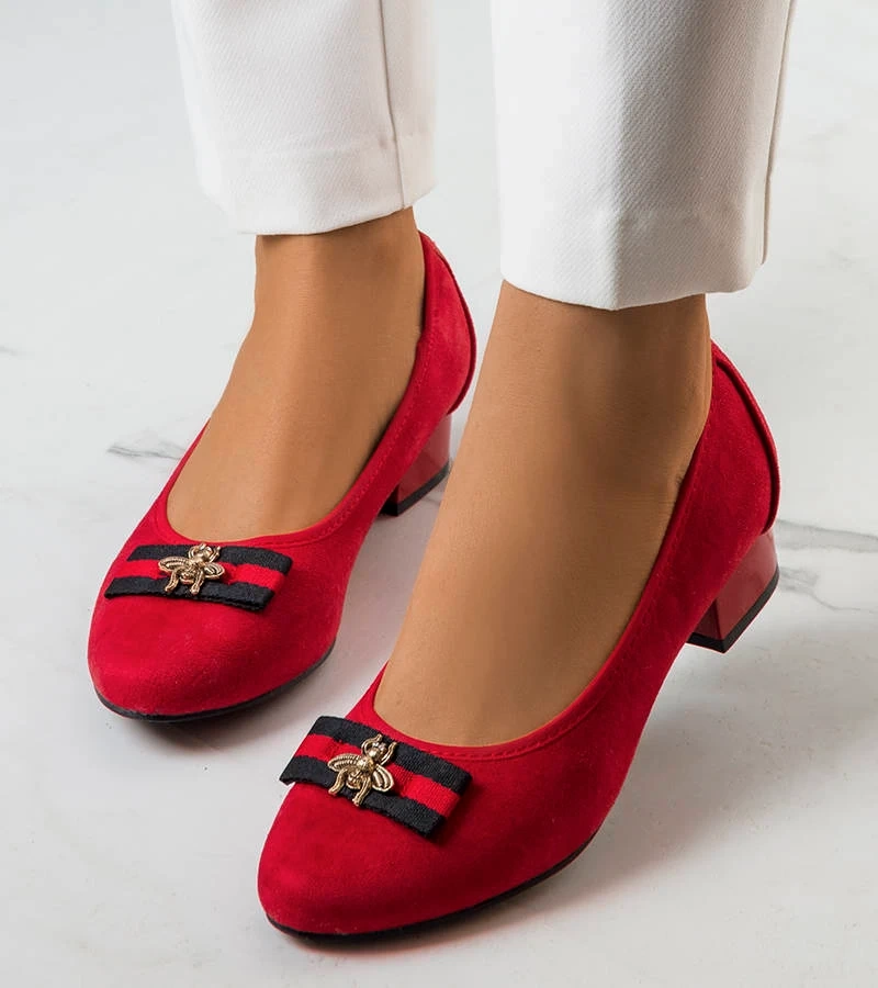 Zamszowe czerwone czółenka z ozdobą