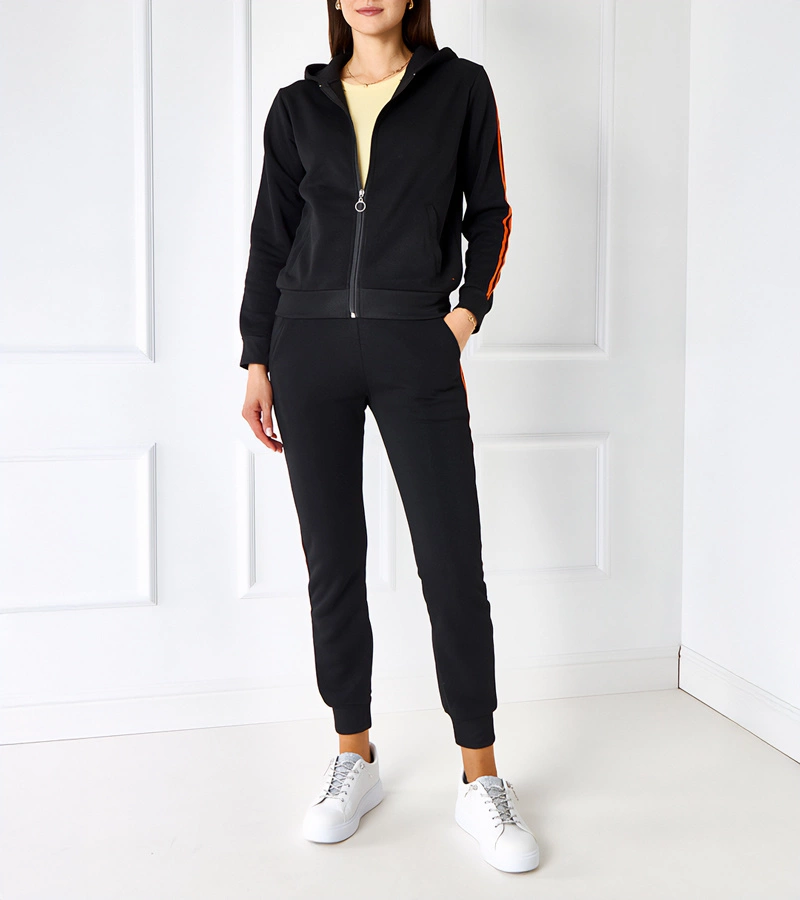 Czarny komplet dresowy z pomarańczowymi lampasami