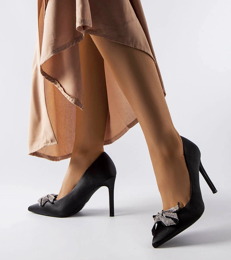 Beżowe satynowe szpilki