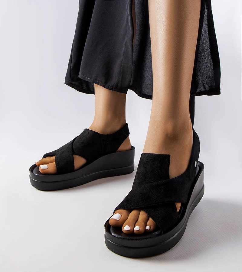 Czarne sandały na koturnie