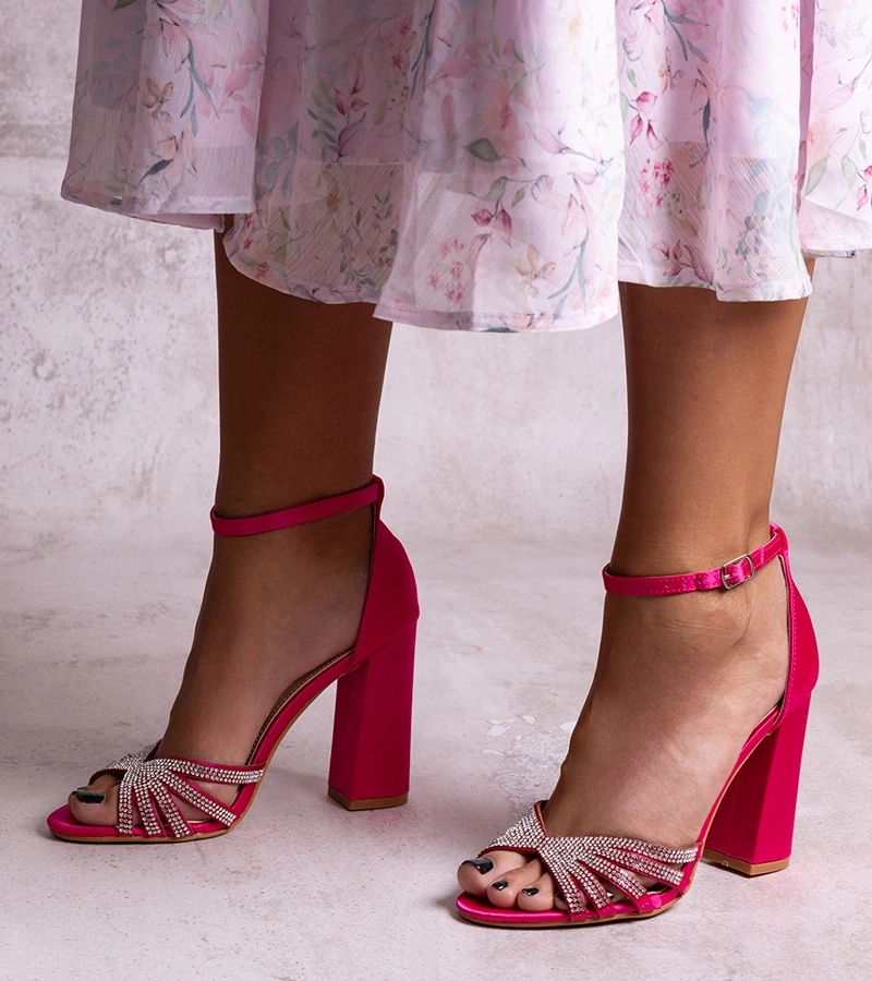 Błyszczące zielone sandały na słupku