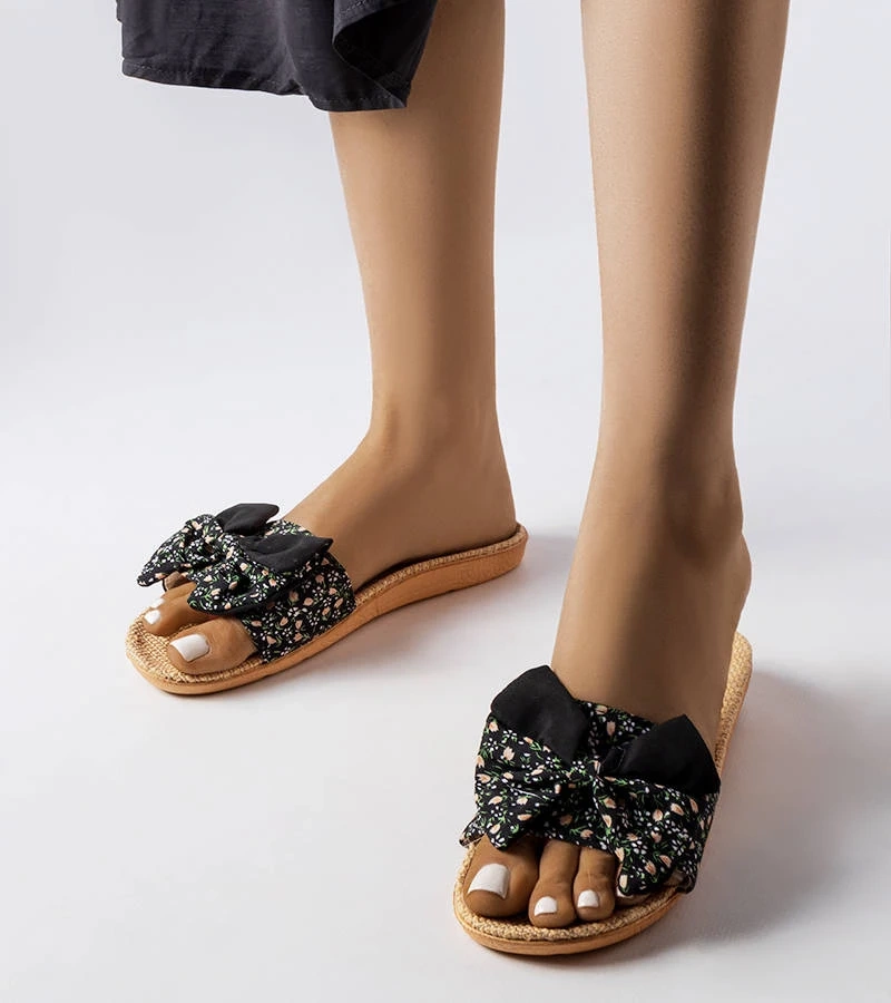 Czarne klapki zdobione kokardką