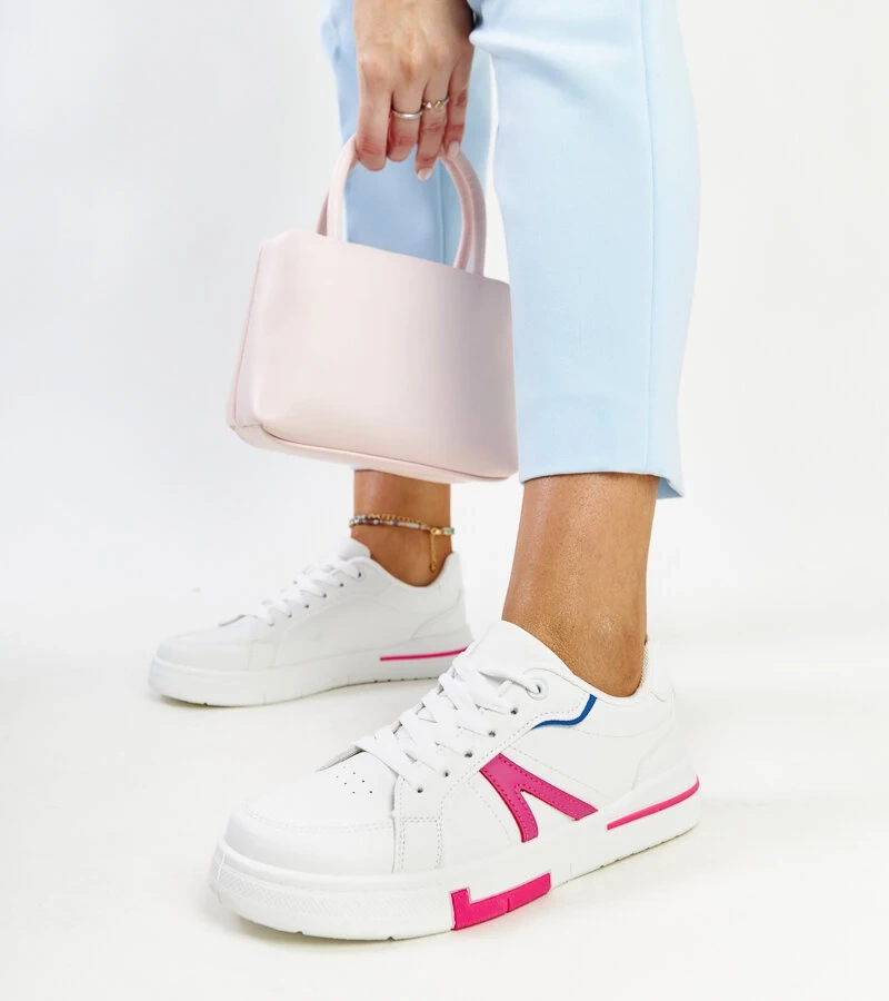 Białe sneakersy z kolorem