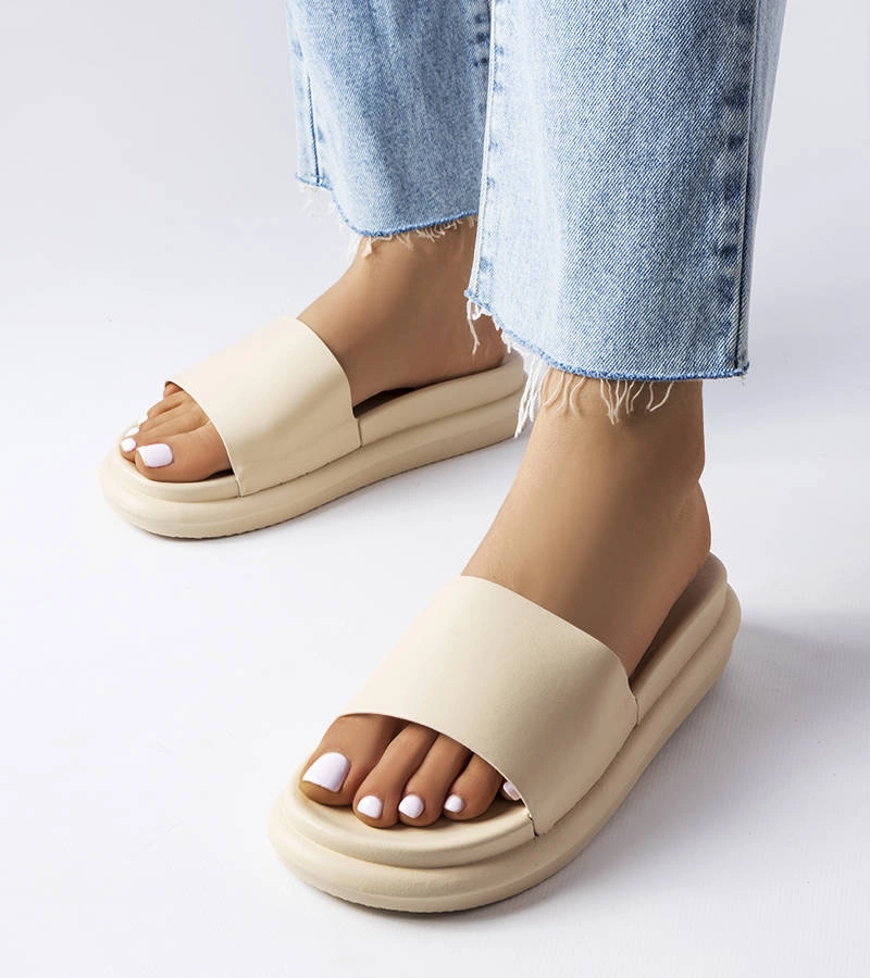 Beżowe klapki na platformie